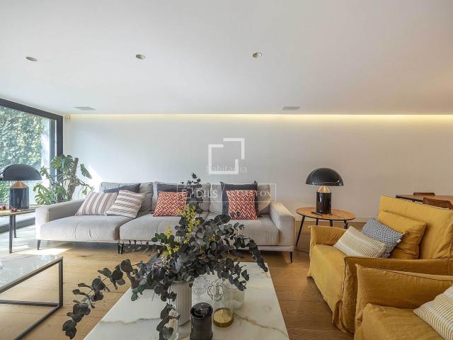 Chalet en venta en Rocafort. Exclusiva casa adosada, totalmente renovada, en venta en una urbanización privada de Rocafort con piscina y seguridad 24h. Chalets.