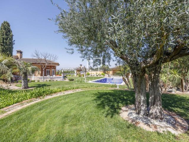 Chalet en venta en Monserrat. Masía de 4 dormitorios con jardín de 2000 m en venta en Montserrat, Valencia. Chalets.