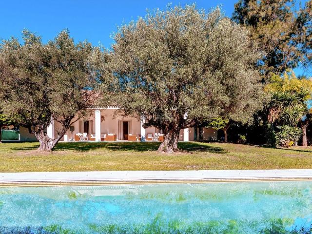 Chalet en venta en Rocafort. Villa en la zona residencial de Rocafort. Chalets.
