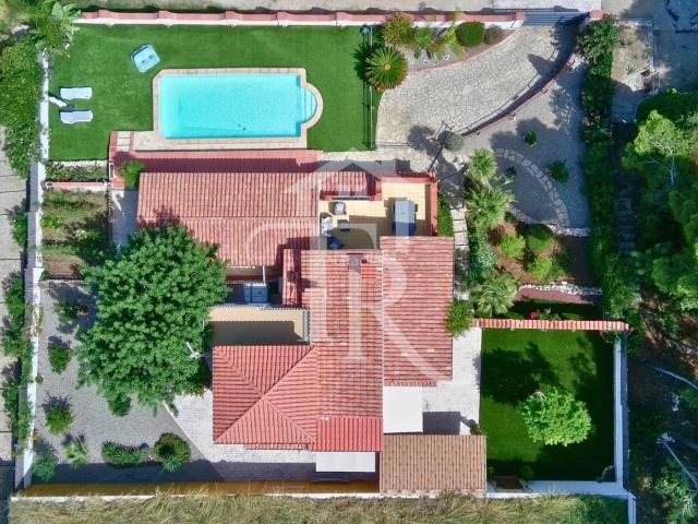 Chalet en venta en Roda de Barà Costa Dorada. Exclusiva villa con total privacidad y vistas panorámicas al mar en la mejor ubicación de Barà. Chalets Roda de.