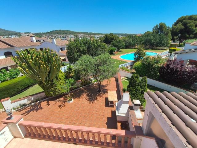 Chalet en venta en Roda de Barà Costa Dorada. RODA DE BERÀ UNA CASA PARA ENAMORARSE, A SOLO 10 MINUTOS DEL MAR. Chalets Roda de.