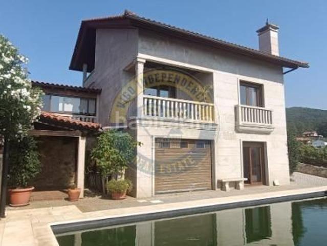 Chalet en venta en Rosal O. Espectacular Chalet con piscina y vistas despejadas. Chalets Rosal.