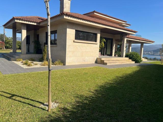 Chalet en venta en Rosal O. Esto no es una vivienda. Es una nueva forma de vivir!. Chalets Rosal.