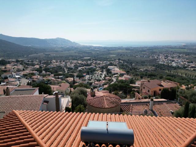 Chalet en venta en Roses, Nord Costa Brava. Roses, Mas Fumats Exclusiva villa con vistas al mar, piscina y dos viviendas independientes. Chalets.