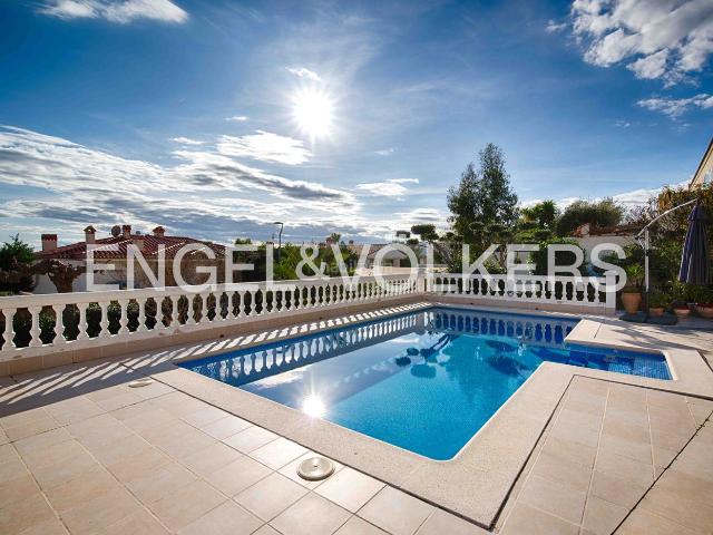 Chalet en venta en Roses, Nord Costa Brava. Casa con vistas al mar y piscina en Mas Fumats, Roses. Chalets.