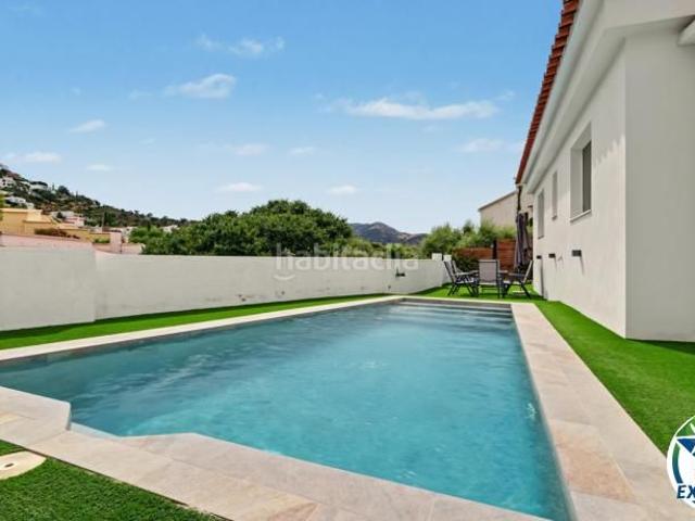 Chalet en venta en Roses, Nord Costa Brava. Casa con licencia turística, piscina y vista al mar en Mas Fumats. Chalets.