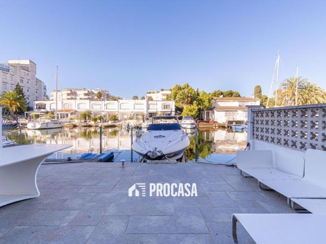 Chalet en venta en Roses, Santa Margarida Costa Brava. Casa completamente reformada al canal con amarre en Santa Margarita, Roses. Chalets.