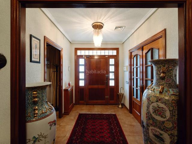 Chalet en venta en Recas. BLACK HOUSE SERVICIOS INMOBILIARIOS VENDE CHALET INDEPENDIENTE CON PISCINA CLIMATIZADA, AMPLIO JARDÍN Y 537 M² CONSTRUIDOS EN RECA. Chalets.