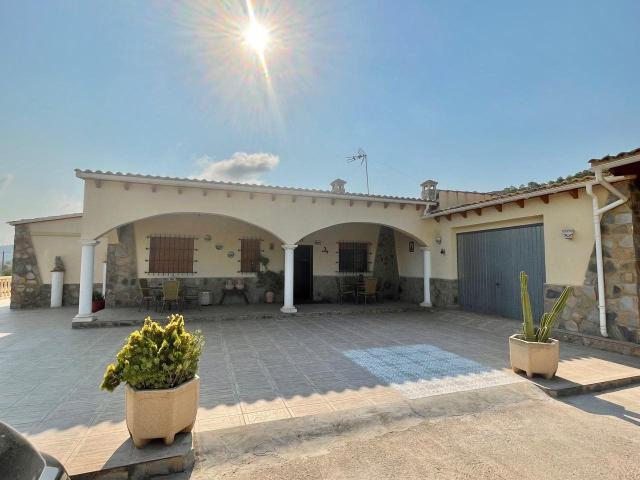Chalet en venta en Relleu en perfecto estado, con vistas esp. 330m² Relleu
