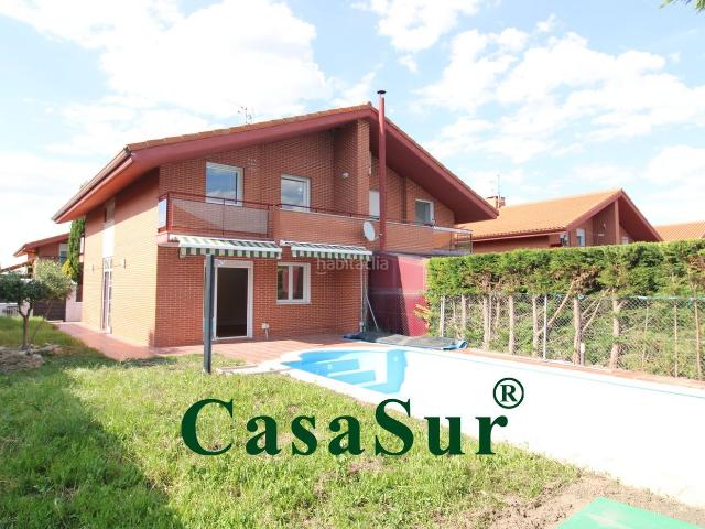 Chalet en venta en Renedo de Esgueva. ¡Chalet pareado seminuevo con piscina privada en Urbanización Casasola!. Chalets Renedo de.