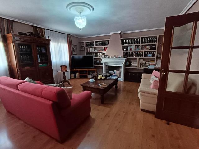 Chalet en venta en Renedo de Esgueva. Imponente Chalet de Lujo en Renedo de Esgueva con Piscina Privada. Chalets Renedo de.