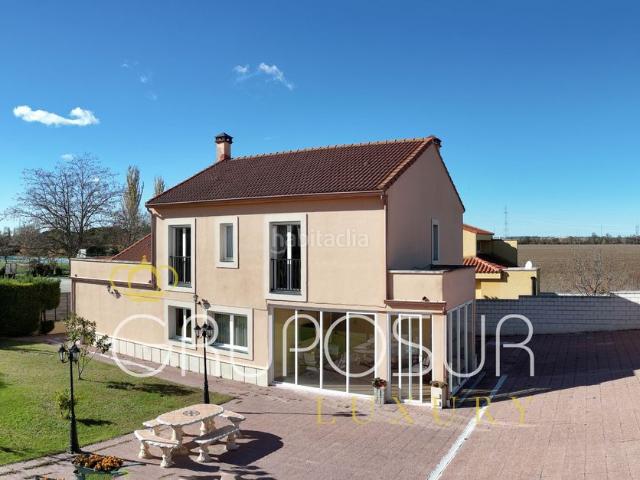 Chalet en venta en Renedo de Esgueva. Precioso chalet independiente con piscinas comunitarias en El Cotanillo, en Renedo, Valladolid. Chalets Renedo de.