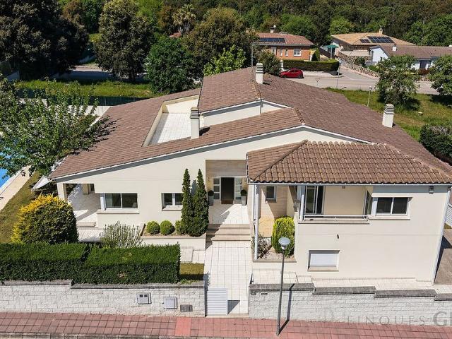 Chalet en venta en calle Dels Avets, Riudellots de la Selva, de 225 m² 6 habitaciones por 580.000