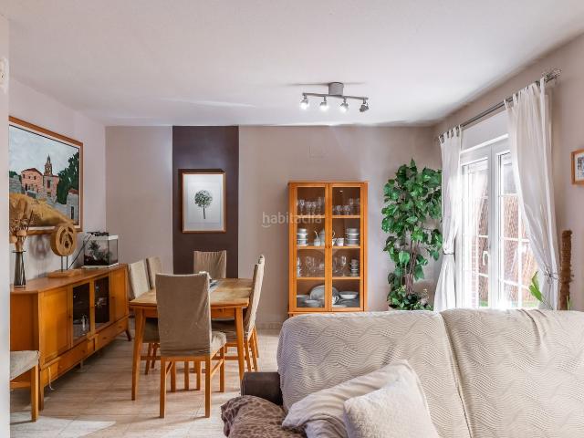 Chalet en venta en Rivas Vaciamadrid, Casco Histórico. La Casa Agency presenta este magnífico chalet adosado con piscina privada en Rivas. Chalets Rivas.