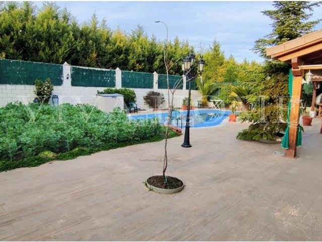 Chalet en venta en Rivas Vaciamadrid, Centro. Chalet INDEPENDIENTE TODO EN UNA SOLA PLANTA de 4 habitaciones, con piscina privada y parcela de 610 m. Chalets Rivas.