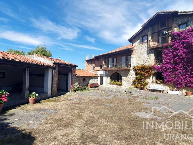 Casa en venta en Ribamontán al Mar, Castanedo. Casona montañesa de piedra con 5.000 m de terreno en Ribamontán al Mar ideal para inversión o negocio rural. Casas Ribamontán al.