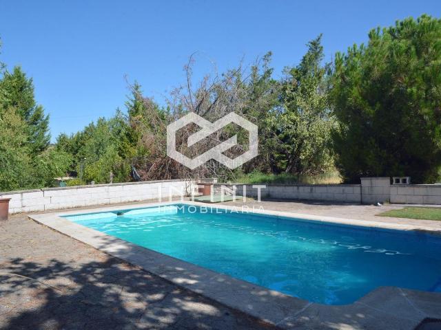 Chalet en venta en Ribatejada. Un lujo diferente privacidad, naturaleza y piscina sin renunciar a Madrid. Aquí no compras una casa, compras una forma de vivir. Chalets.