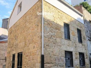 Chalet en venta en Ribeira, Santa Uxía de Ribeira. Casa de piedra en Ribeira centro, junto al Malecón y el puerto y múltiples posibilidades. Chalets.