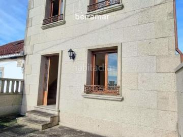 Chalet en venta en Ribeira, Santa Uxía de Ribeira. Casa en venta en Ameixida, Ribeira, a 150 metros de la playa, con vistas al mar, patio y 4 dormitorios. Chalets.