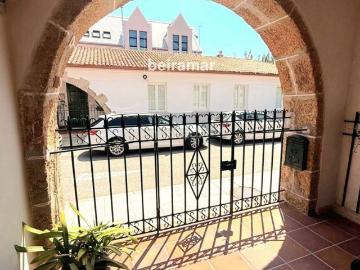 Chalet en venta en Ribeira, Santa Uxía de Ribeira. Casa en venta en el centro de Ribeira con patio y gran amplitud lista para entrar. Chalets.