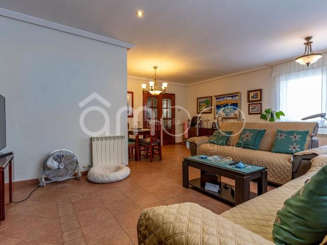 Chalet en venta en Riera de Gaià La. Adosado en buen estado en Riera de Gaià La, Tarragona, con 4 dormitorios, 3 baños y espacios exteriores ideales. Incluye garaje, c. Chalets Riera de Gaià.