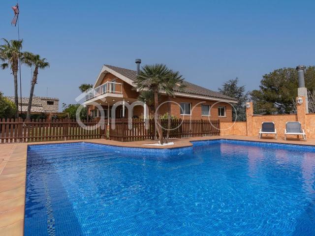 Chalet en venta en Riera de Gaià La. Superficie total 404 m, chalet superficie solar 1024 m, superficie útil 404 m, hab. individuales 2, habitaciones dobles 4, 3 baños. Chalets Riera de Gaià.