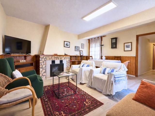 Chalet en venta en Rúa A. CASA CON GRAN JARDÍN, BODEGA DE PIEDRA Y PARTE EDIFICABLE. Chalets Rúa.
