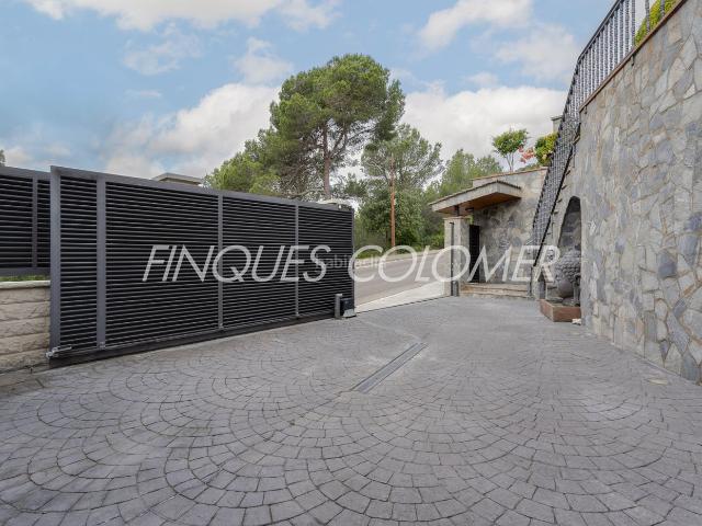 Chalet en venta en Rubí, Sant Muç. con piscina y jardín. Chalets.