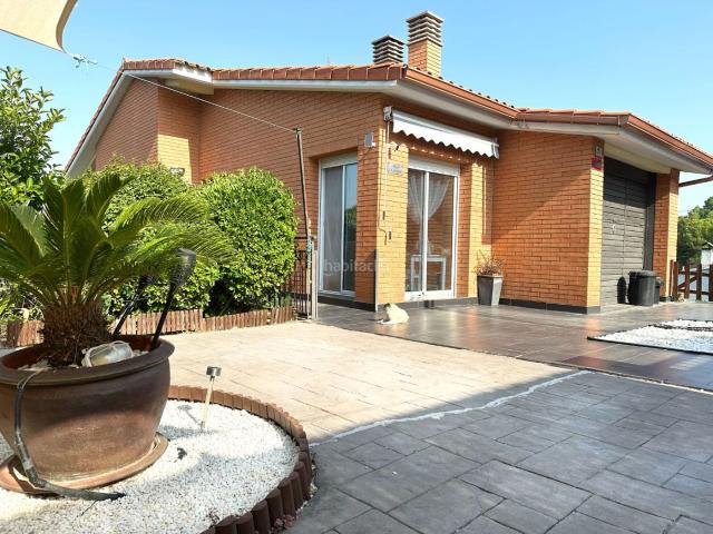 Chalet en venta en Rubí, Castellnou Can Mir Can Solà. ¡Dile adiós a la luz! Chalet a 4 vientos con 18 placas solares y piscina Caribe en Vallès Park Rubí. Chalets.