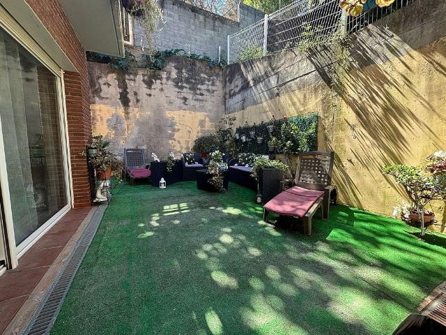 Chalet en venta en calle De L'ametlla, Rubí, de 154 m² 5 habitaciones por 438.000
