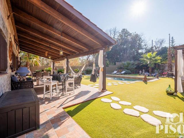 Chalet en venta en Rubí, Sant Muç. Chalet Independiente en venta en Rubí, con 334 m2, 4 habitaciones y 3 baños, Piscina, 2 plazas de Garaje. Chalets.