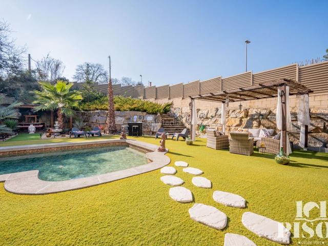 Chalet en venta en Rubí, Sant Muç. Chalet Independiente en venta en Rubí, con 334 m2, 4 habitaciones y 3 baños, Piscina, 2 plazas de Garaje. Chalets.