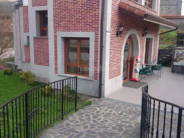 Chalet en venta en Ruesga. Chalet individual en el centro del pueblo de Ogarrio,Ruesga,con 328 M2 de jardin. Chalets.