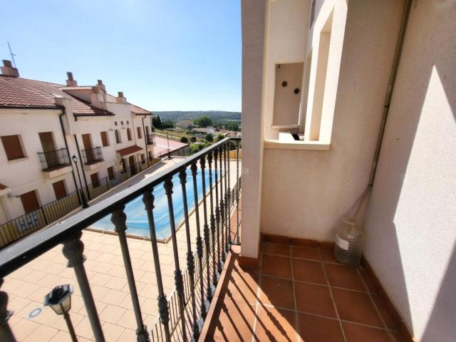 Chalet en venta en Ruidera. Chalet adosado en venta con tres dormitorios y piscina comunitaria en Ruidera. Chalets.