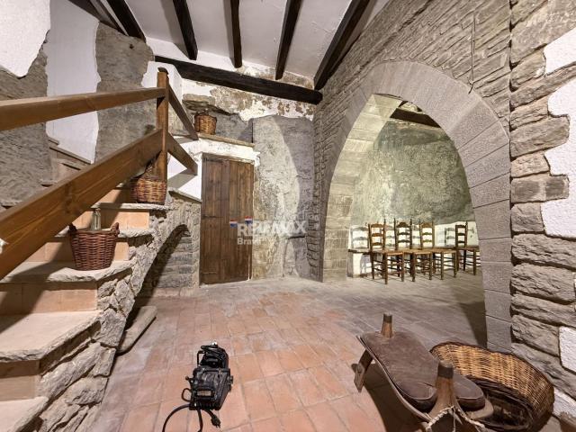 Chalet en venta en Rupit i Pruit. Rupit Casa de piedra con encanto y gran potencial en el corazón del pueblo. Chalets Rupit i.