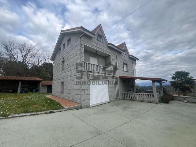 Chalet en venta en Toén. Chalets.