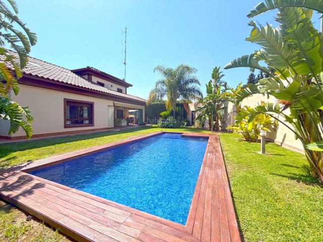 Chalet en venta en Tomares, Las Almenas. Exclusivo chalet independiente con piscina en Tomares. Chalets.