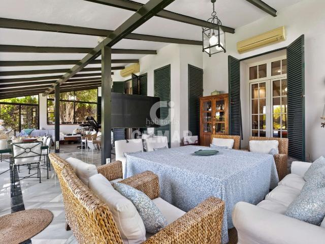 Chalet en venta en Tomares, Santa Eufemia. Exclusivo chalet independiente en Villares Altos, una de las urbanizaciones más prestigiosas de Tomares.Hay viviendas que destacan. Chalets.