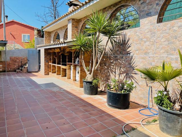 Chalet en venta en Tordera, Mas Mora Sant Daniel. Espectacular chalet en Mas Mora: Dos viviendas en una, con piscina y zona de barbacoa. Chalets.