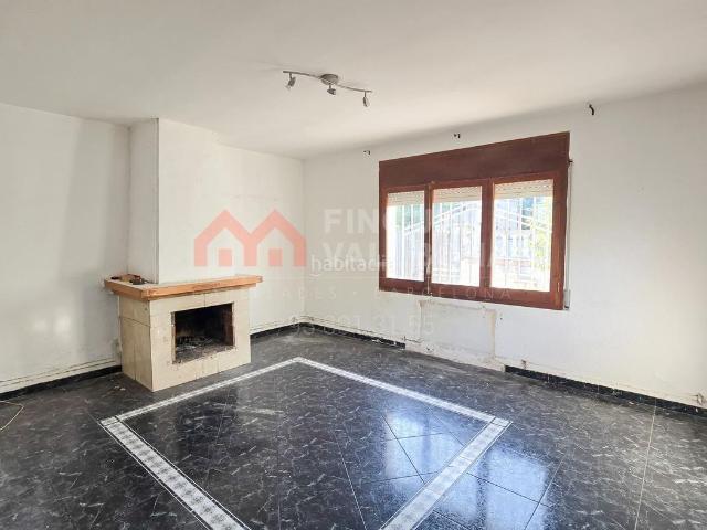 Chalet en venta en Torre de Claramunt La. CASA CON TERRENO PARA REFORMAR EN LA TORRE DE CLARAMUNT. Chalets Torre de Claramunt.