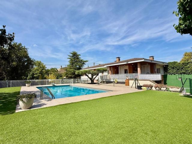 Chalet en venta en Torre de Claramunt La. Casa a 4 vents amb gran parcella, piscina i espectacular zona esportiva a El Xaró La Torre de Claramunt. Chalets Torre de Claramunt.