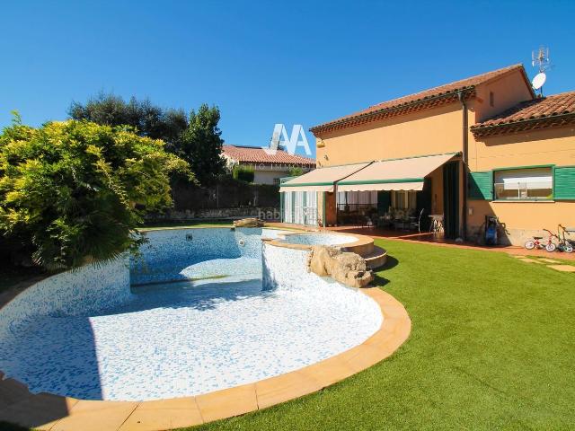 Chalet en venta en Torre de Claramunt La. CHALET CON JARDÍN Y PISCINA EN LA TORRE DE CLARAMUNT. Chalets Torre de Claramunt.