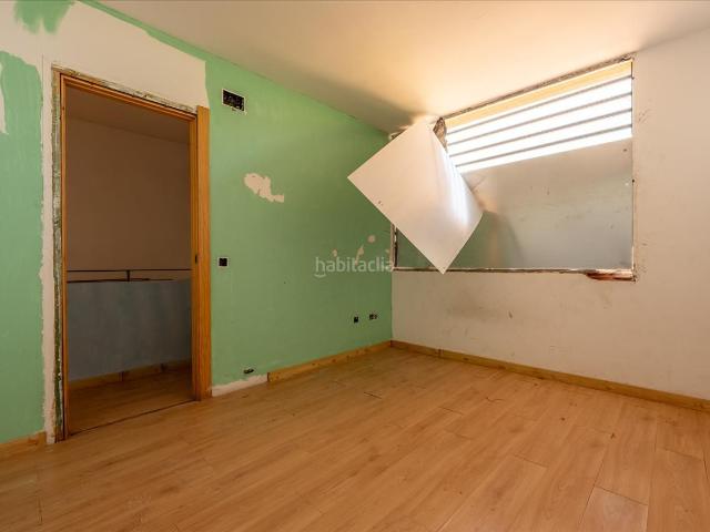 Chalet en venta en Torre de Claramunt La. ¡ Chalet con patio y terraza para reformar !. Chalets Torre de Claramunt.