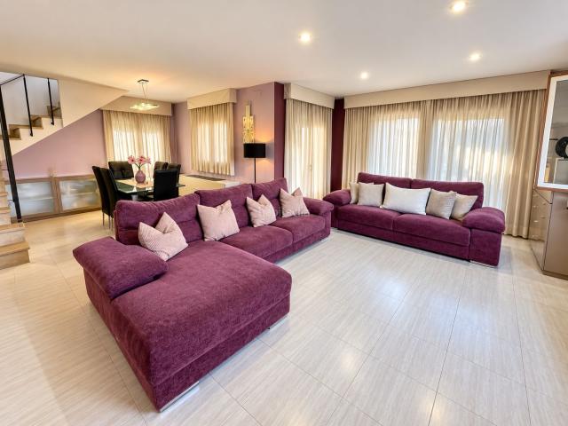 Chalet en venta en Torre de Claramunt La. EXCLUSIVA CASA EN POBLE DE CLARAMUNT CON PISCINA ESPECTACULAR Y JARDÍN PRIVADO. Chalets Torre de Claramunt.
