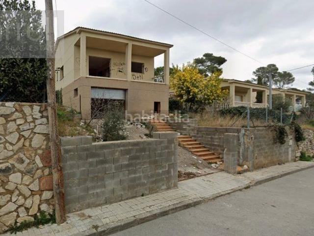 Chalet en venta en Torre de Claramunt La. Encantador chalet de 124 m en Barcelona, con 3 dormitorios, 2 baños y un jardín privado en una parcela de 503 m. Construido en 200. Chalets Torre de.