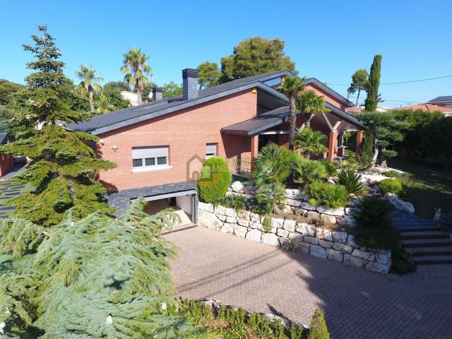 Chalet en venta en Torre de Claramunt La. Esta vivienda de lujo en venta, destaca por su cuidada arquitectura de estilo moderno y por la calidad de sus acabados. Chalets Torre de Claramunt.