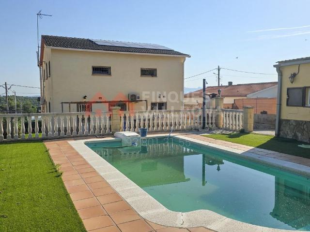 Chalet en venta en Torre de Claramunt La. La casa con la que siempre has soñado te está esperando en Pinedes de lArmengol!. Chalets Torre de Claramunt.