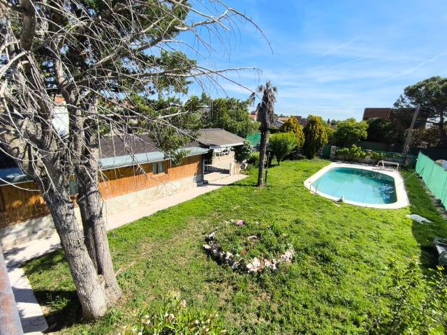 Chalet en venta en Torrejón del Rey. Acogedor chalet 1 planta en parcela llana con piscina. Sin comisiones. estudiamos financiación. Chalets Torrejón del.