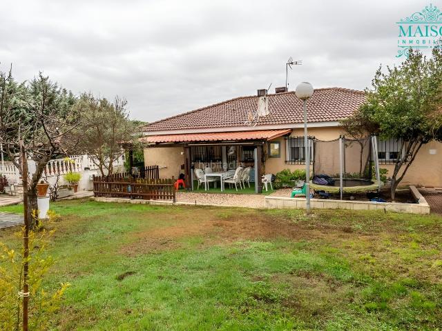 Chalet en venta en Torrejón del Rey. ? Chalet independiente en venta en Parque de las Castillas, Torrejón del Rey, con parcela de 960m². Chalets Torrejón del.