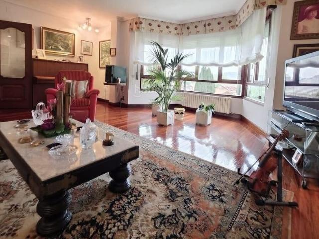 Chalet en venta en Torrelavega, Cerezo Aspla Torres. Chalet exclusivo en nuda propiedad 492 m2 de calidad y 1.600 m2 de parcela en urbanización privada. Chalets.